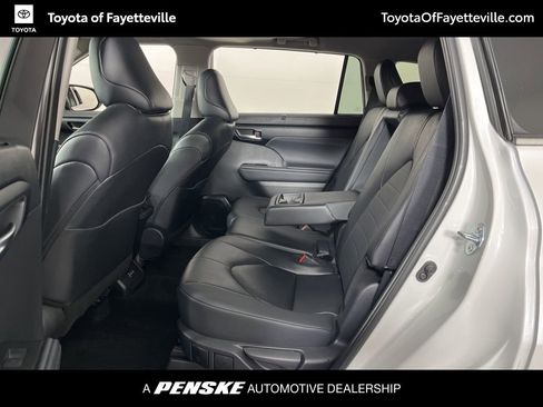 Certified 2025 Toyota Highlander XLE image 26