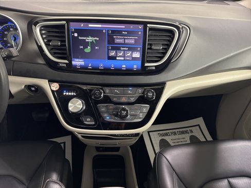 Used 2024 Chrysler Pacifica Touring-L image 27