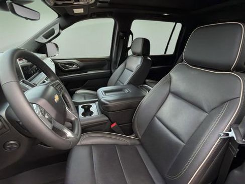 Used 2024 Chevrolet Suburban Premier w/ Premium Package AWD/4WD image 17