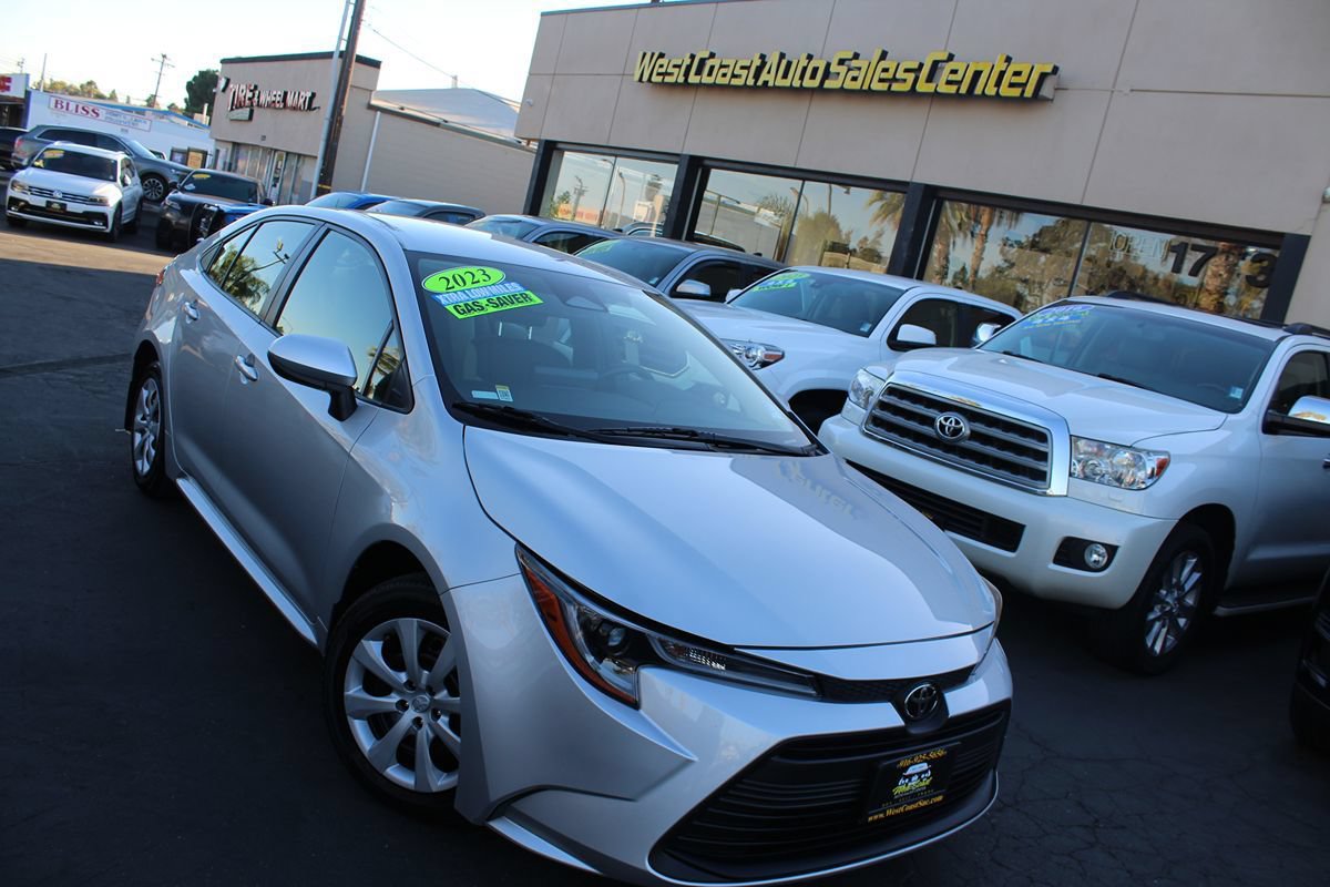 Used 2023 Toyota Corolla LE w/ Carpet Mat Package (TMS) FWD image 32