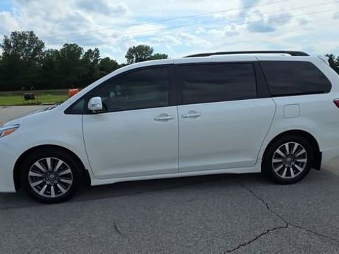 Used 2020 Toyota Sienna Limited Premium FWD image 4