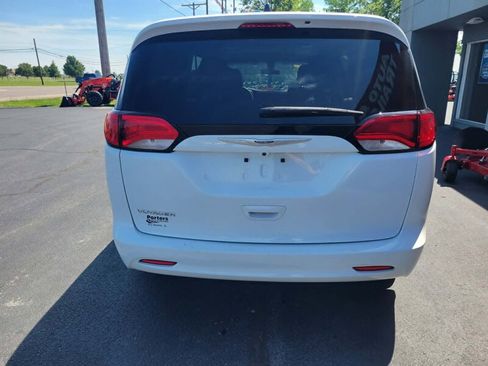 Used 2022 Chrysler Voyager LX FWD image 9
