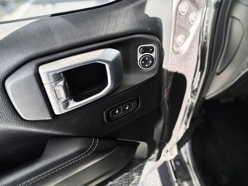 Used 2021 Jeep Wrangler Unlimited Sahara AWD/4WD image 17