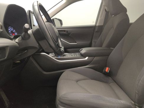 Used 2021 Toyota Highlander LE AWD/4WD image 17