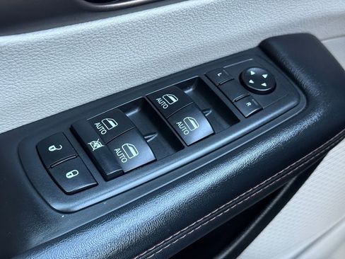 Used 2019 Chrysler Pacifica Touring-L Plus w/ Advanced Safetytec Group image 17