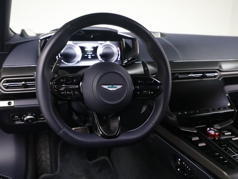 Used 2025 Aston Martin Vanquish RWD image 17