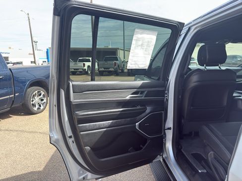 Used 2023 Jeep Wagoneer Series III w/ Preferred Equipment Group image 15