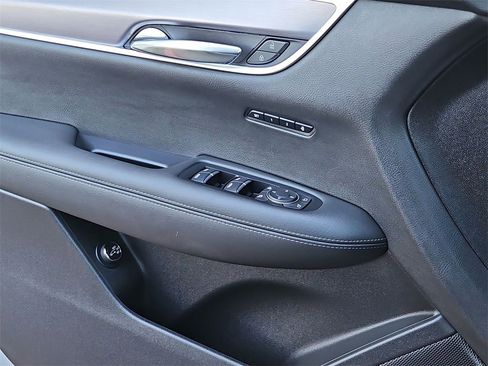 Used 2025 Cadillac XT6 Luxury image 16