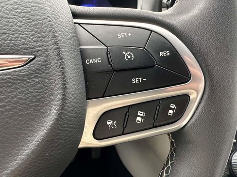 Used 2023 Chrysler Pacifica Touring-L FWD image 18