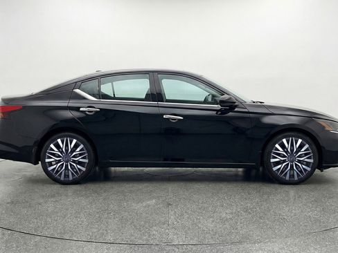 Used 2025 Nissan Altima 2.5 SV image 11