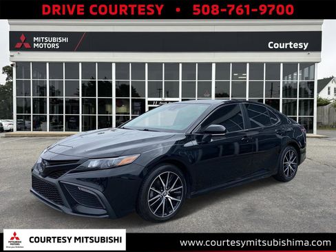 Used 2023 Toyota Camry SE image 1