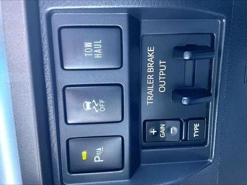Used 2017 Toyota Tundra SR5 w/ SR5 Upgrade Package AWD/4WD image 36