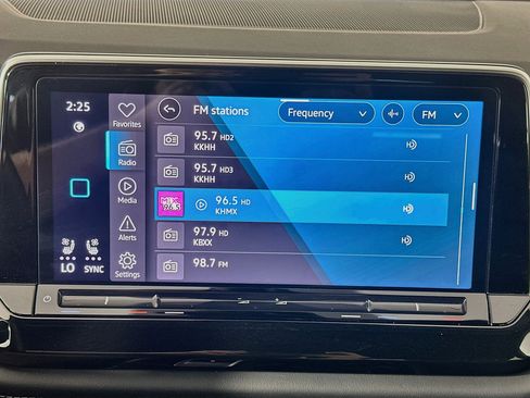 Used 2025 Volkswagen Atlas Cross Sport SE FWD image 21