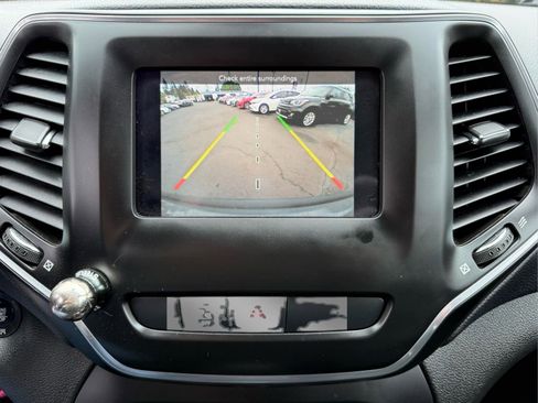 Used 2019 Jeep Cherokee Latitude Plus w/ Cold Weather Group image 27