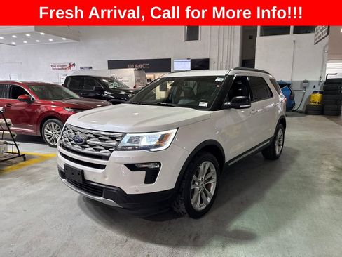 Used 2018 Ford Explorer XLT w/ Equipment Group 202A image 2