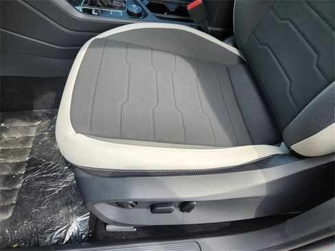 New 2025 Volkswagen Taos SE image 23