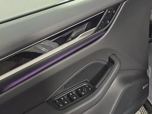 Certified 2025 Porsche Macan Electric RWD image 17