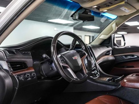 Used 2017 Cadillac Escalade Luxury AWD/4WD image 11