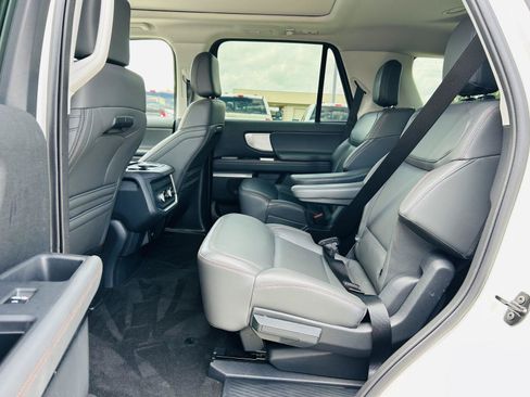 Used 2025 Ford Expedition Active AWD/4WD image 35