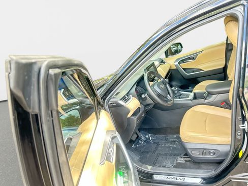Used 2022 Toyota RAV4 XLE Premium FWD image 10
