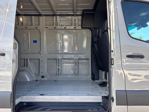 Used 2025 Mercedes-Benz Sprinter 2500 image 32