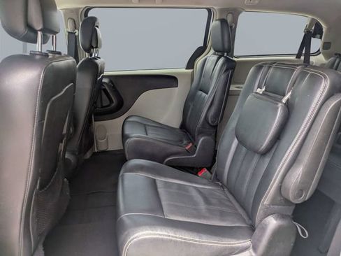 Used 2016 Chrysler Town & Country Touring FWD image 13
