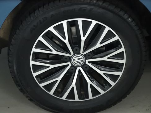 Used 2019 Volkswagen Jetta SE w/ Cold Weather Package FWD image 12