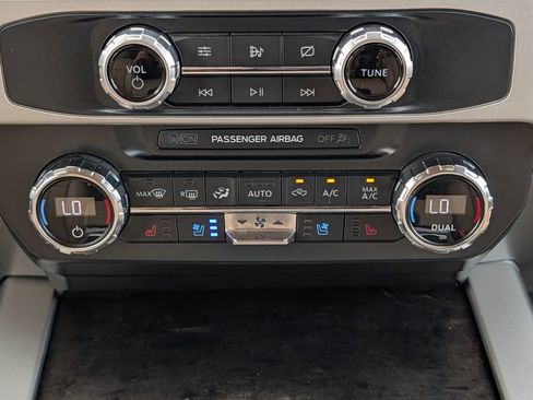 Certified 2022 Ford F250 Lariat w/ Lariat Value Package AWD/4WD image 16