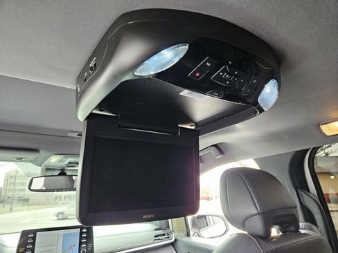 Used 2022 Toyota Sienna XSE image 11