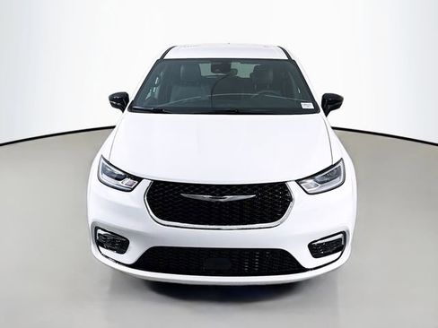 New 2026 Chrysler Pacifica Select image 2