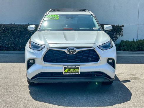 Used 2022 Toyota Highlander XLE FWD image 2