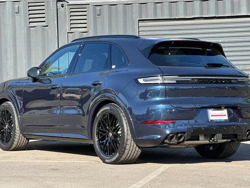 New 2026 Porsche Cayenne GTS image 3