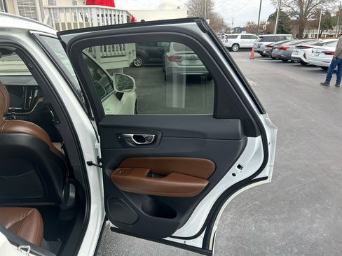 Used 2019 Volvo XC60 T5 Momentum w/ Multimedia Package image 22