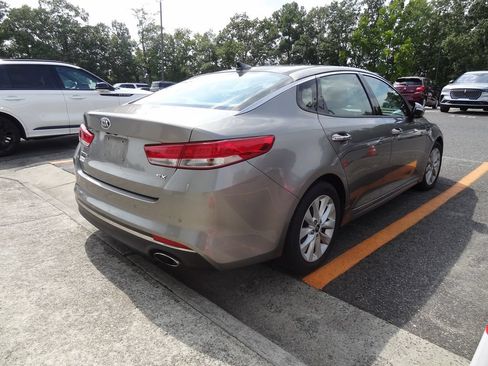 Used 2017 Kia Optima EX w/ Premium Package FWD image 4
