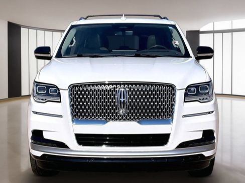 Used 2022 Lincoln Navigator Reserve AWD/4WD image 3