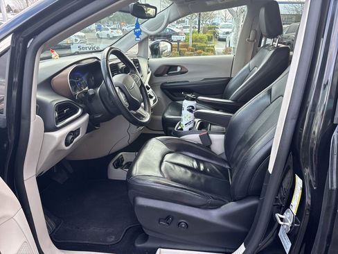 Used 2017 Chrysler Pacifica Touring-L image 8