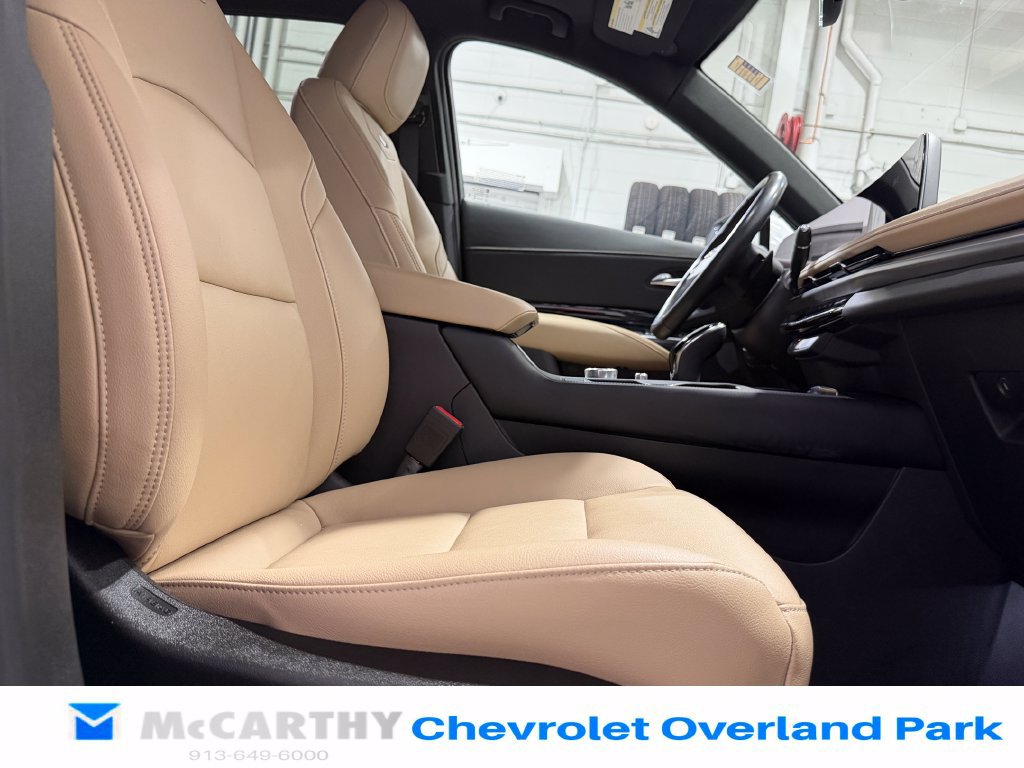 Used 2024 Cadillac XT4 Luxury w/ Cold Weather Package FWD image 32