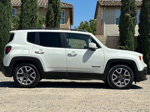 Used 2016 Jeep Renegade Latitude FWD image 3