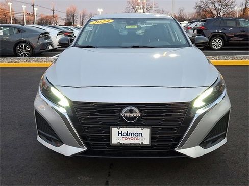 Used 2024 Nissan Altima 2.5 SV image 3