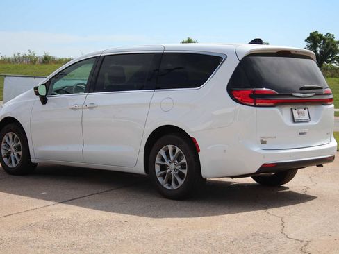 New 2025 Chrysler Pacifica Select AWD/4WD image 7