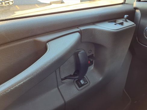 Used 2014 GMC Savana 2500 LT w/ LT Preferred Equipment Group image 18