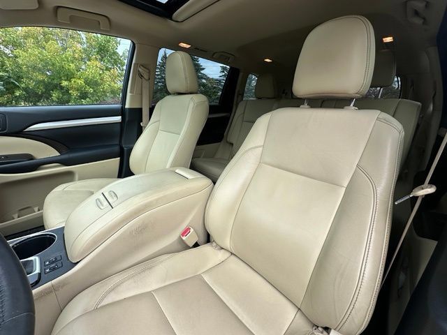 Used 2016 Toyota Highlander XLE AWD/4WD image 12