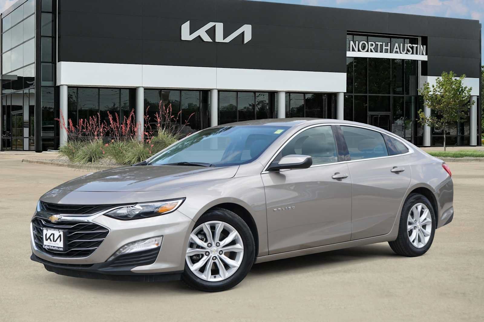 Used 2025 Chevrolet Malibu LT FWD image 1