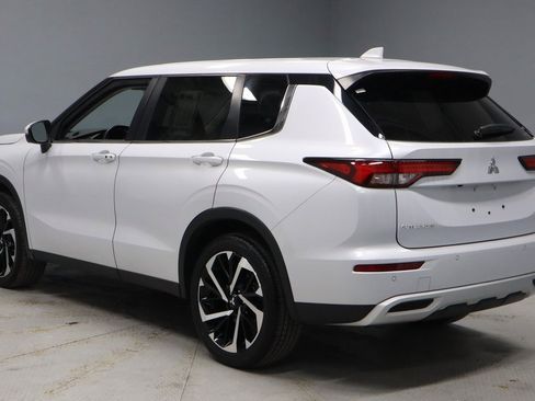 Used 2023 Mitsubishi Outlander SE image 9