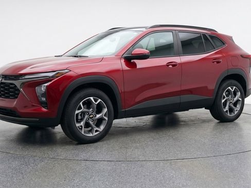 Used 2025 Chevrolet Trax LT FWD image 3