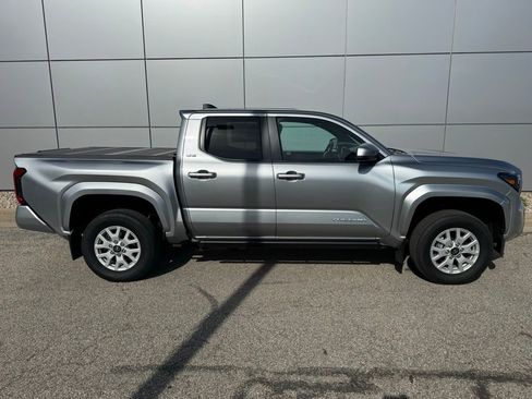 Used 2024 Toyota Tacoma SR5 AWD/4WD image 35