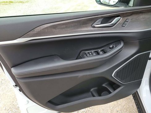 New 2026 Jeep Grand Cherokee L Limited w/ Limited Altitude Package AWD/4WD image 15