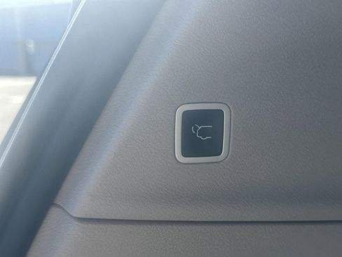 Used 2021 Chrysler Pacifica Touring-L image 7