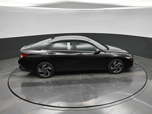 New 2026 Hyundai Elantra Limited FWD image 32