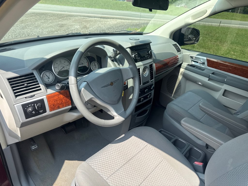 Used 2009 Chrysler Town & Country Touring FWD image 30